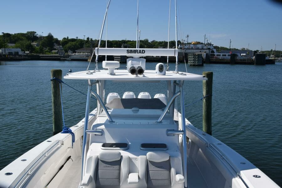 2018 Invincible 42 Center Cabin
