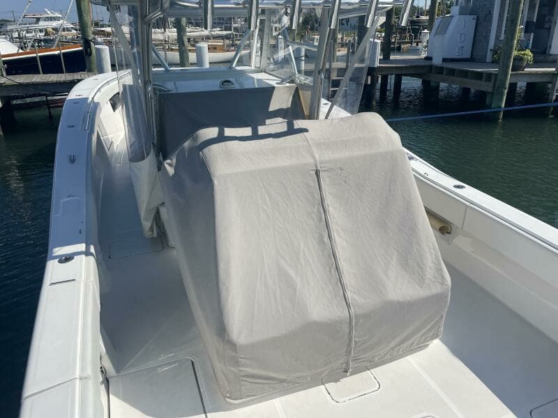 2018 Invincible 42 Center Cabin