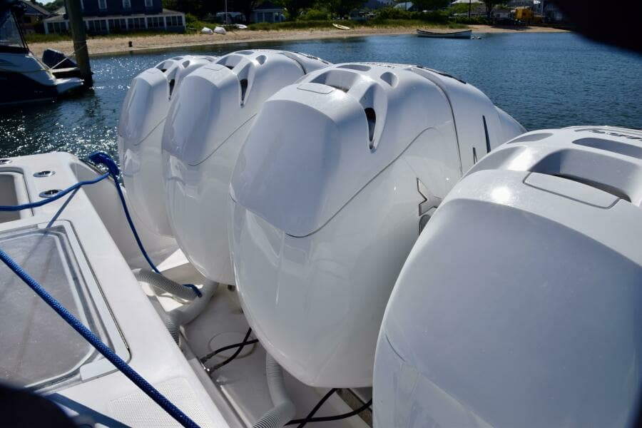 2018 Invincible 42 Center Cabin