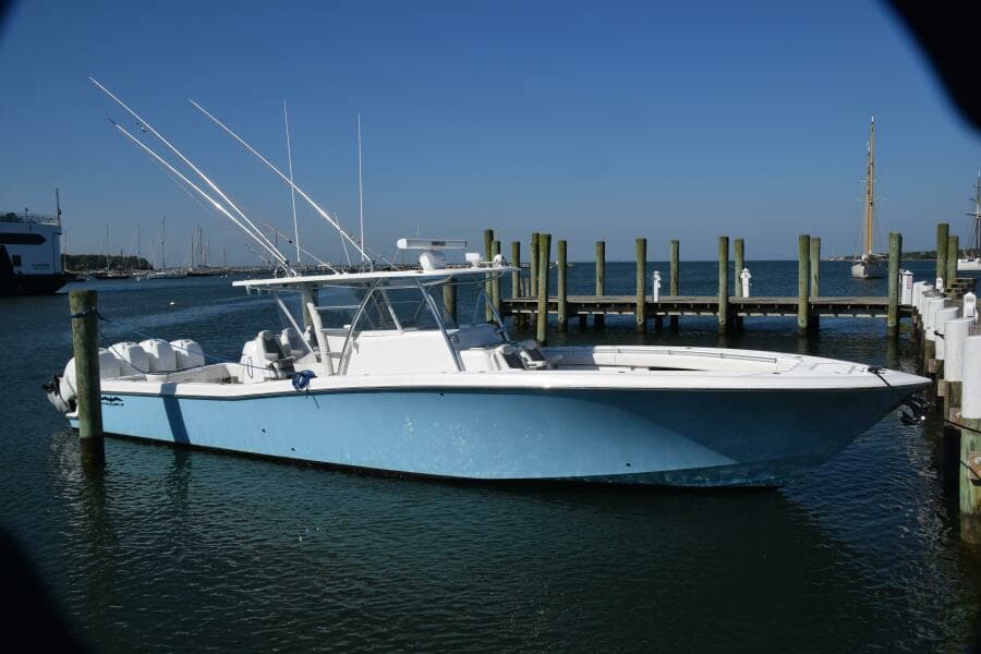 2018 Invincible 42 Center Cabin