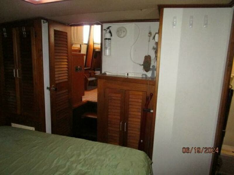 40' Mainship master stateroom forward