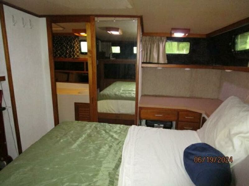 40' Mainship master stateroom starboard