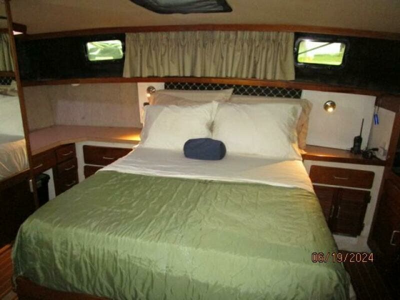 40' Mainship master stateroom