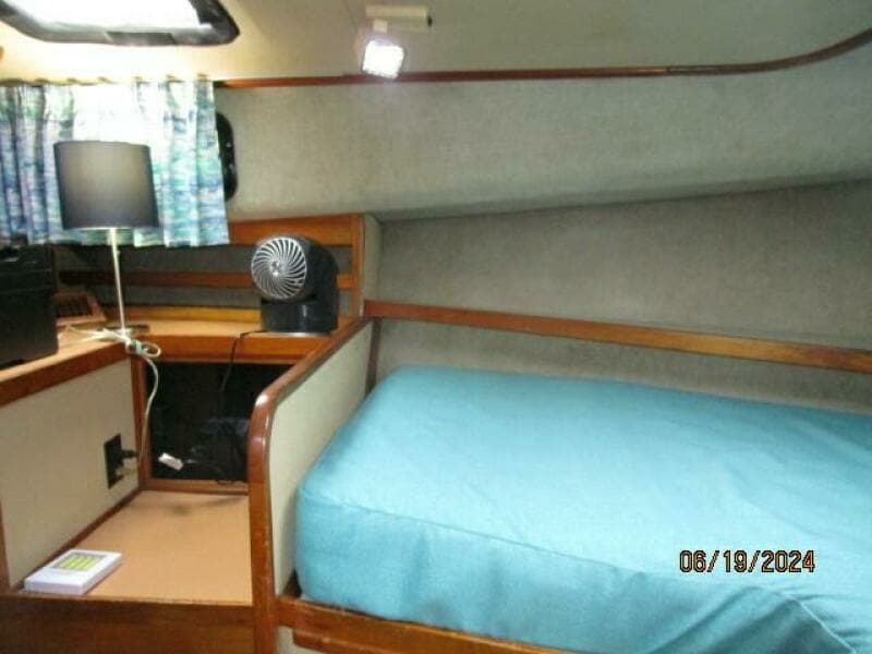 40' Mainship guest stateroom port