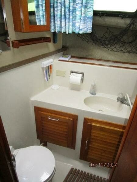 40' Mainship guest stateroom head