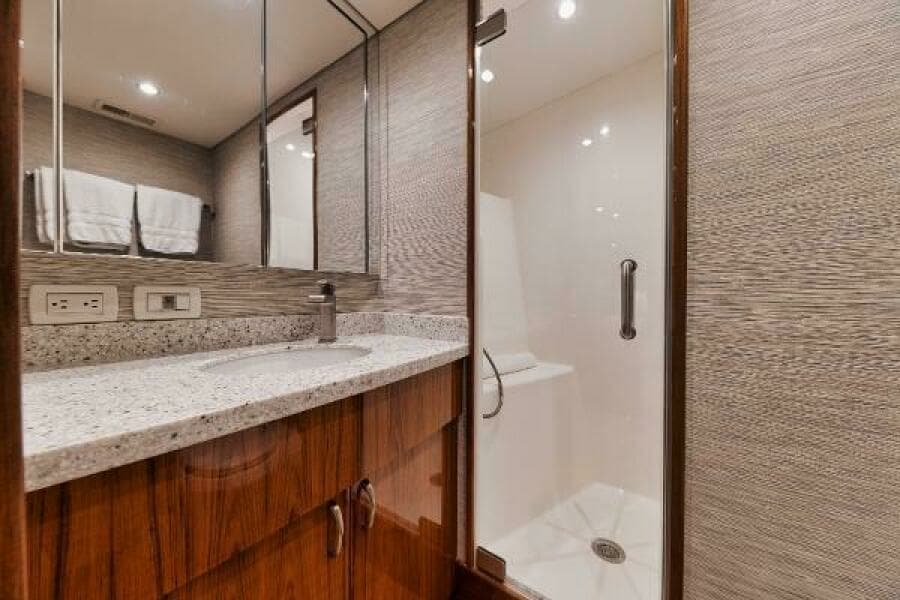 54' Hatteras GT54 - Master Head