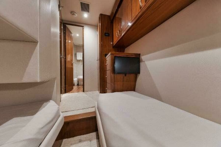 54' Hatteras GT54 - Guest Stateroom 