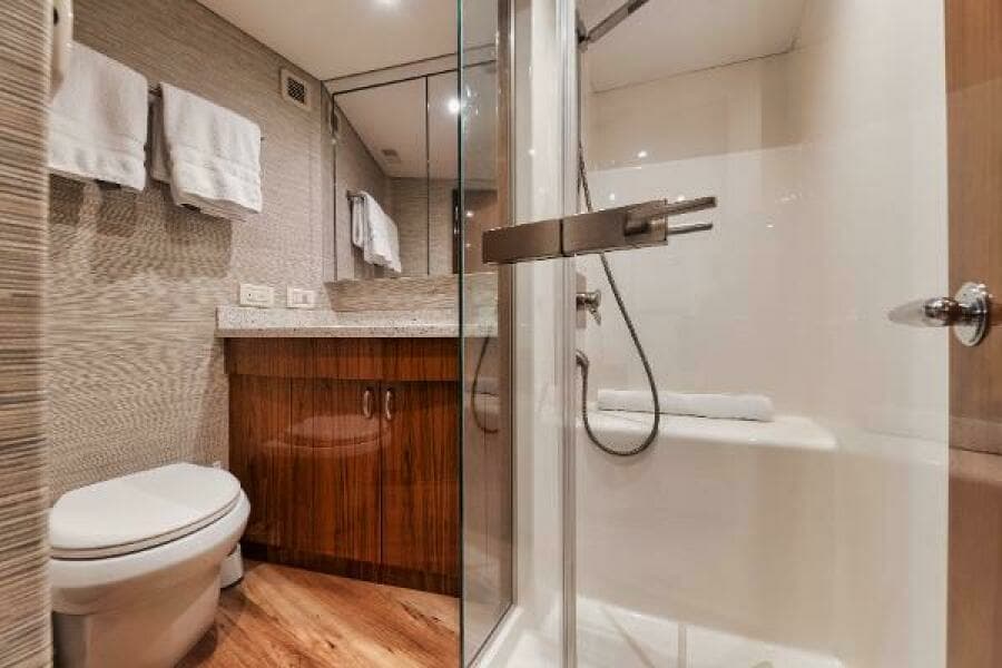 54' Hatteras GT54 - Guest Head 