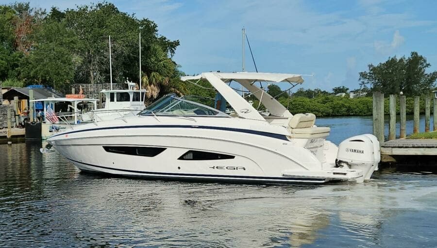 2018 Regal 33 XO Express Cruiser Outboard