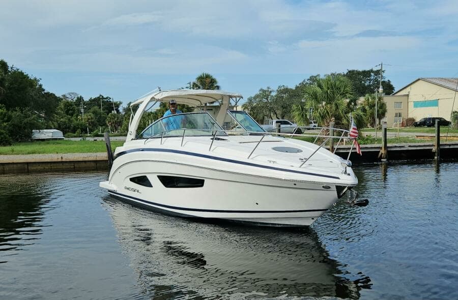 2018 Regal 33 XO Express Cruiser Outboard