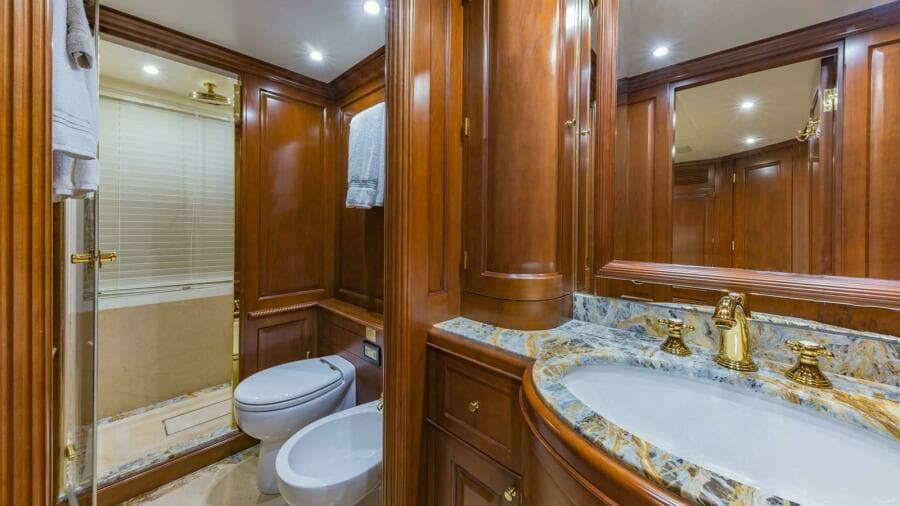 Lower Deck Stbd VIP Ensuite