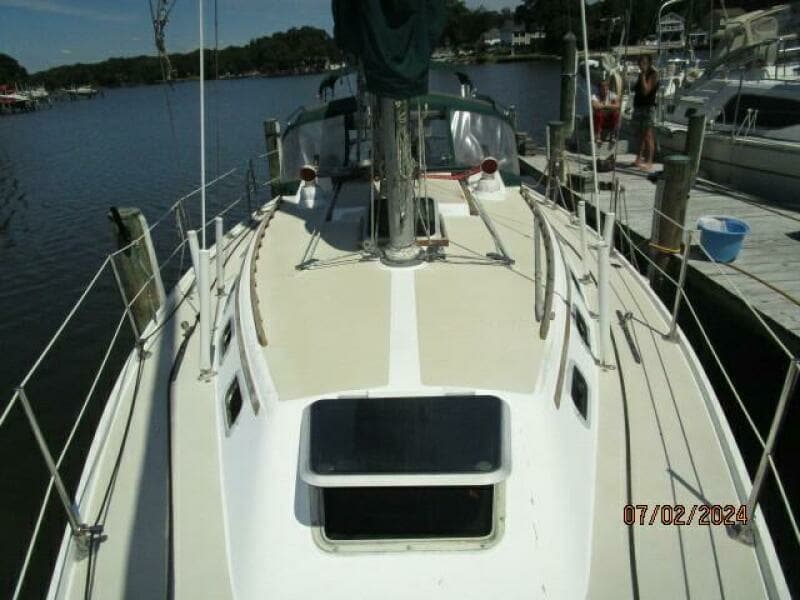 34' Catalina foredeck aft