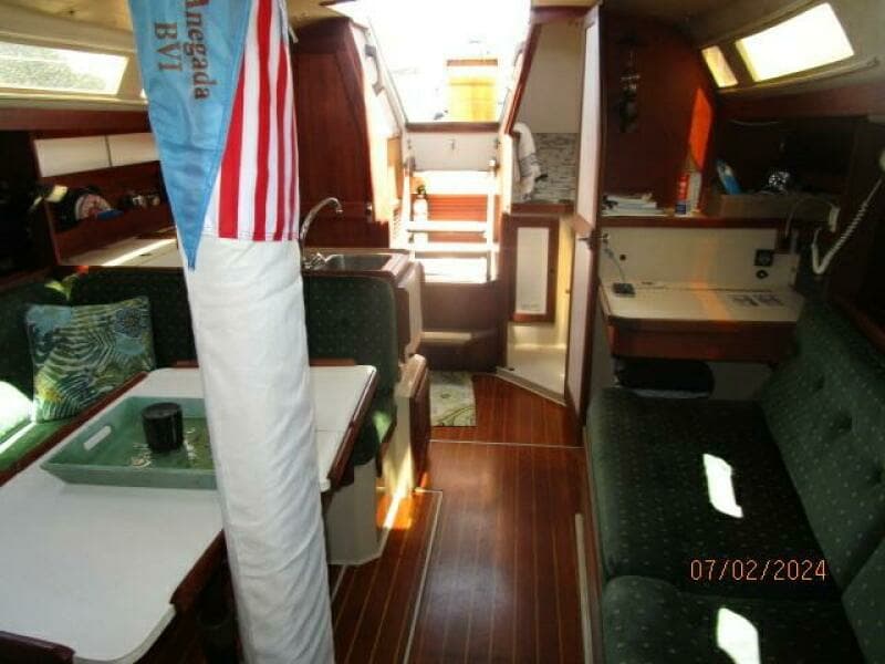 34' Catalina salon aft