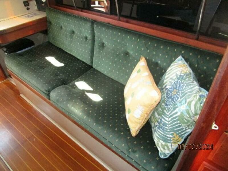 34' Catalina salon port seating