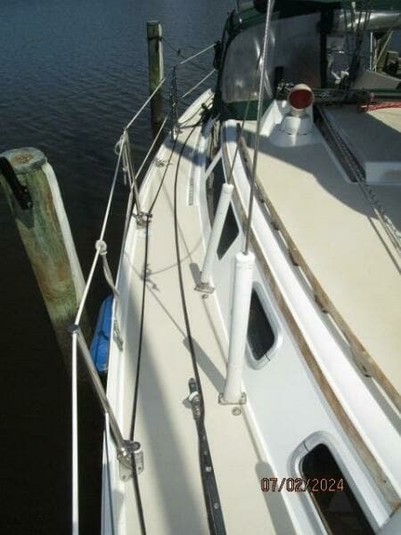 34' Catalina starboard side deck1