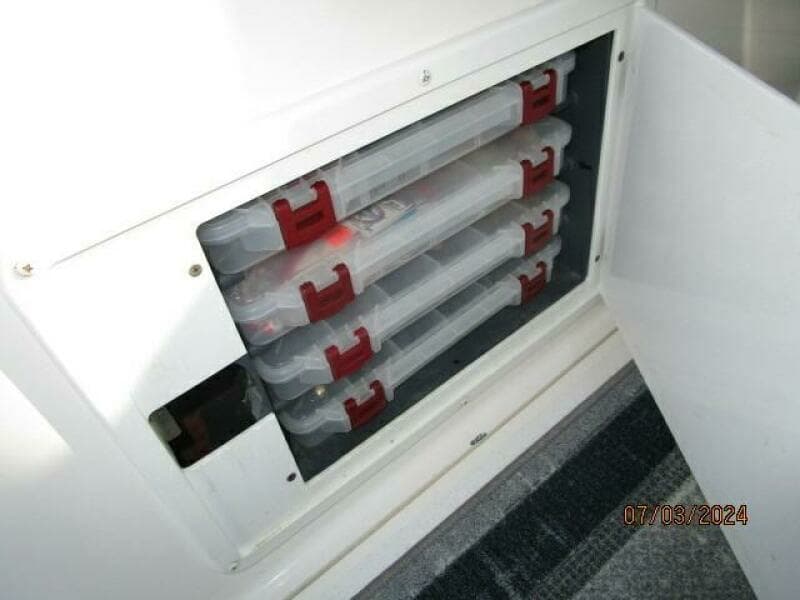 33' Wellcraft cockpit tackle drawer