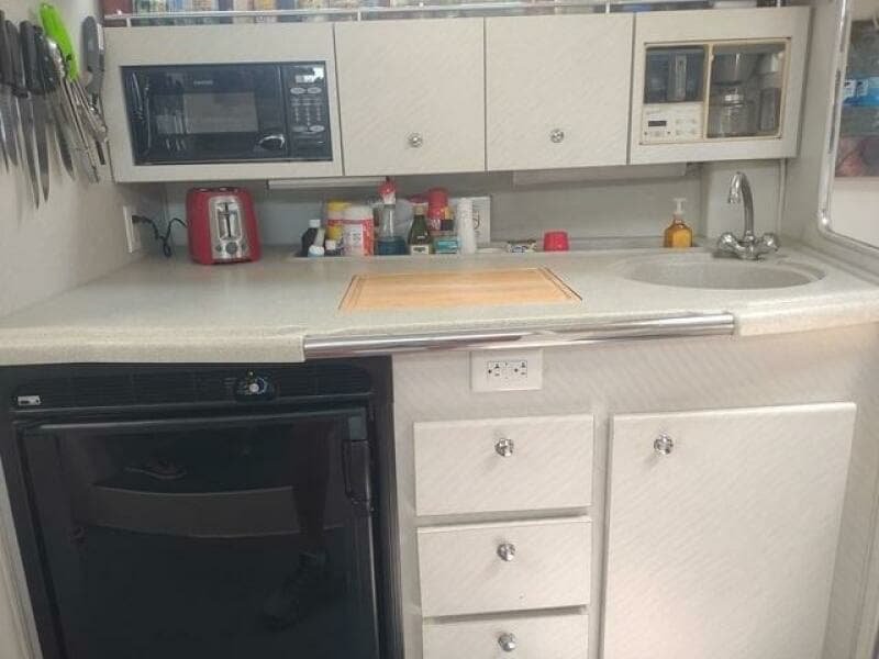 33' Wellcraft galley2