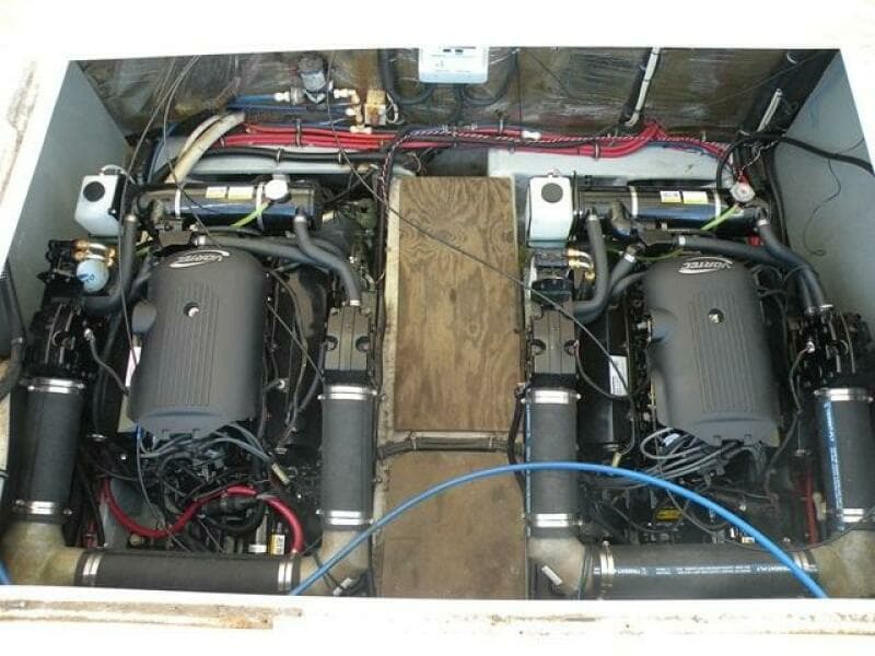 33' Wellcraft engine room access2