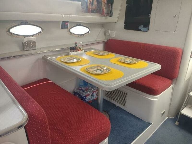 33' Wellcraft dinette3