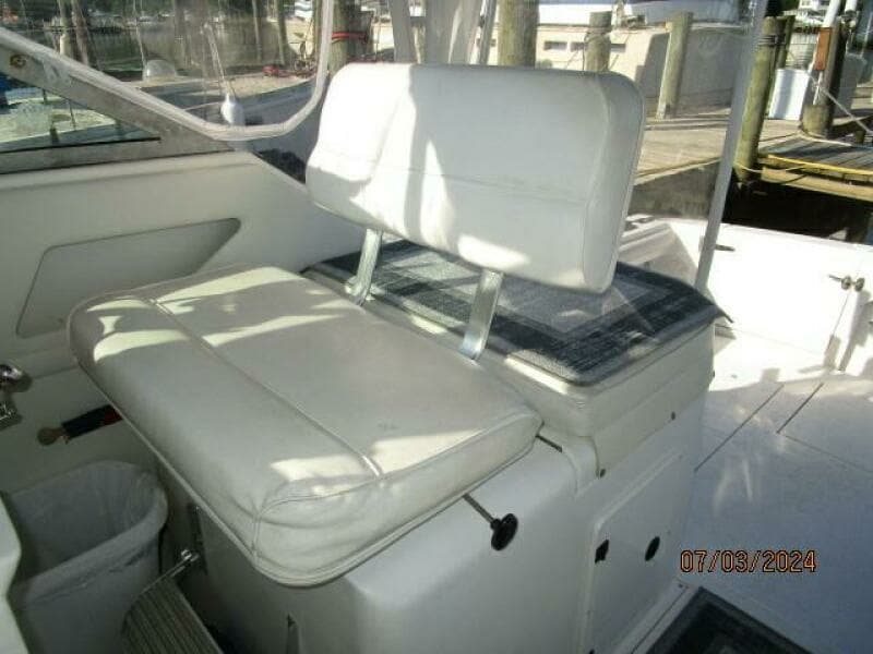 33' Wellcraft helm benchseat