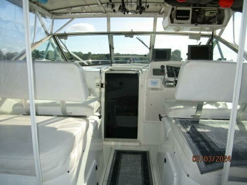 33' Wellcraft helm forward1