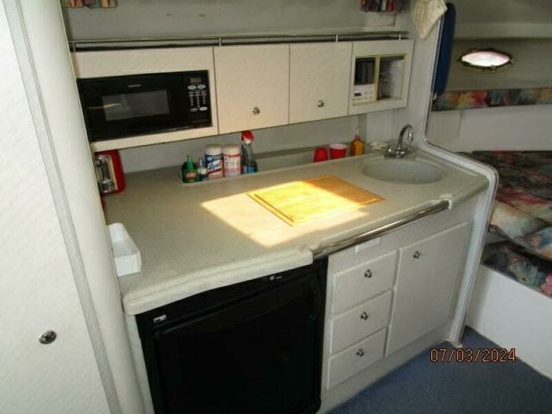 33' Wellcraft galley1