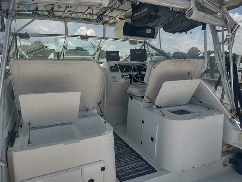 33' Wellcraft helm forward2