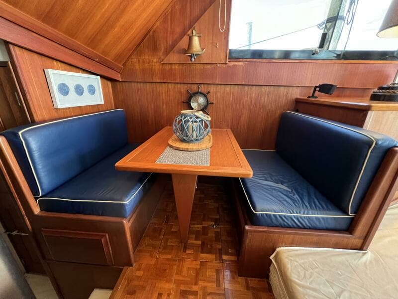 1990 Viking 48 Convertible