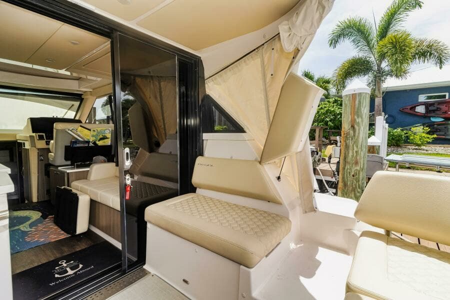 Aft seating with full enclosure