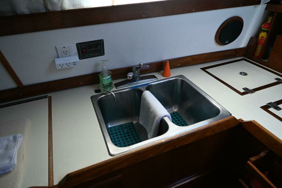 1980 Pearson Pilothouse 365