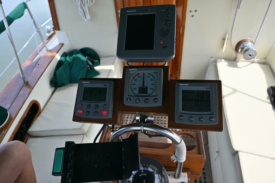 1980 Pearson Pilothouse 365