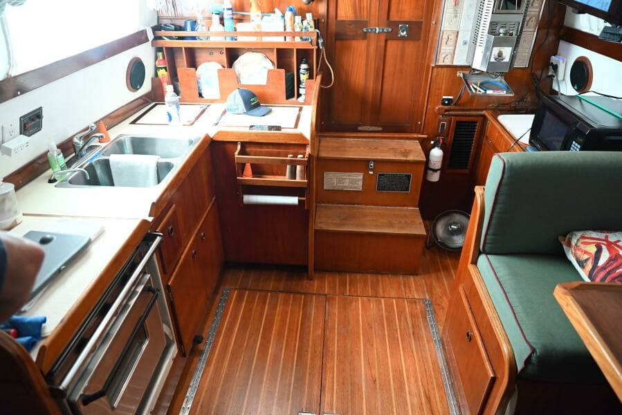 1980 Pearson Pilothouse 365