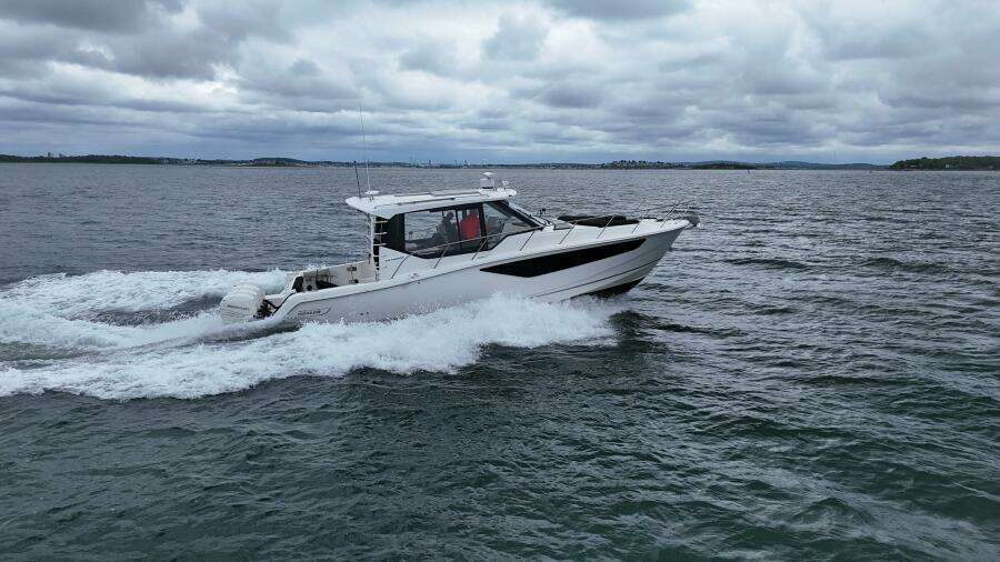 2021 Boston Whaler 405 Conquest