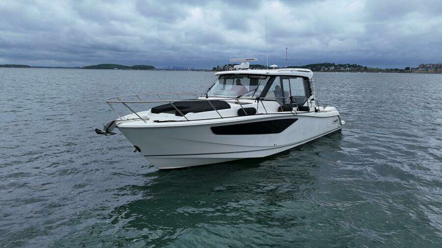 2021 Boston Whaler 405 Conquest