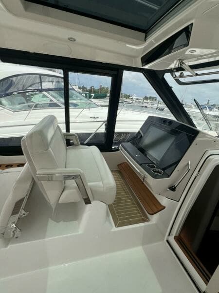 2021 Boston Whaler 405 Conquest