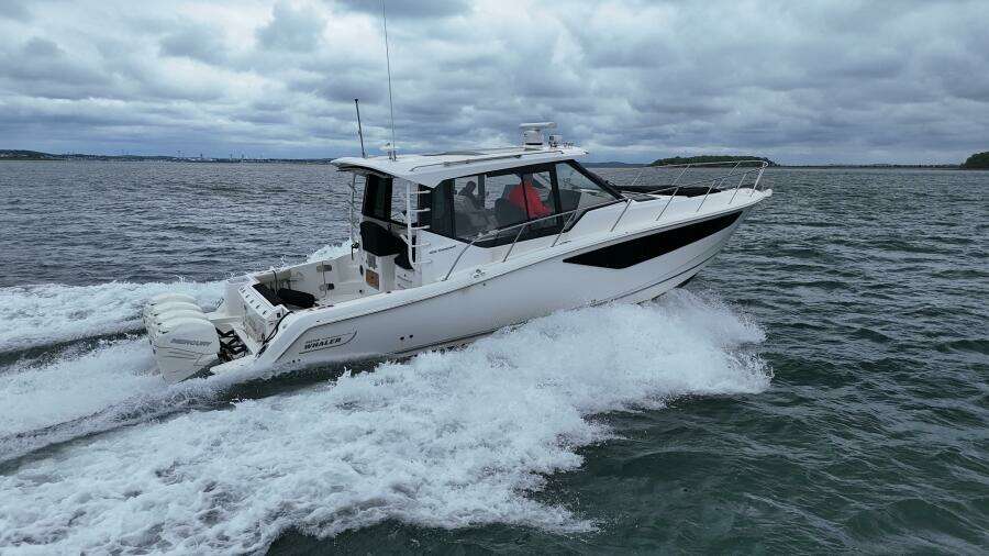2021 Boston Whaler 405 Conquest