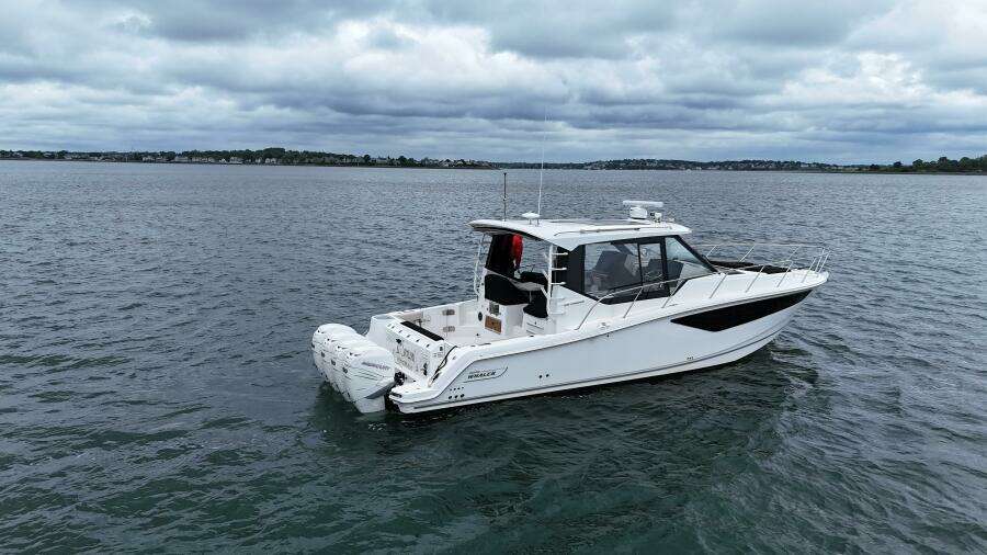 2021 Boston Whaler 405 Conquest