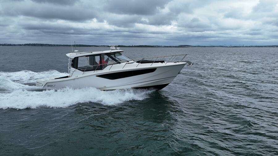 2021 Boston Whaler 405 Conquest