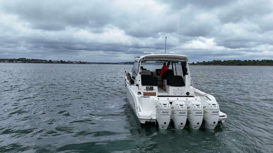 2021 Boston Whaler 405 Conquest