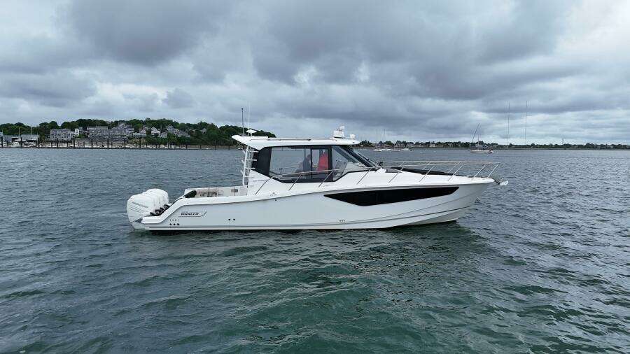 2021 Boston Whaler 405 Conquest