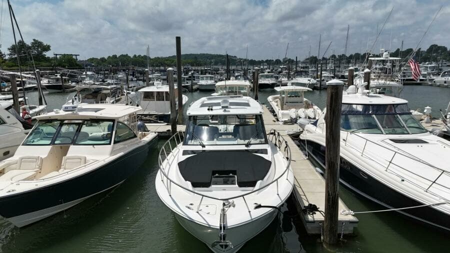 2021 Boston Whaler 405 Conquest