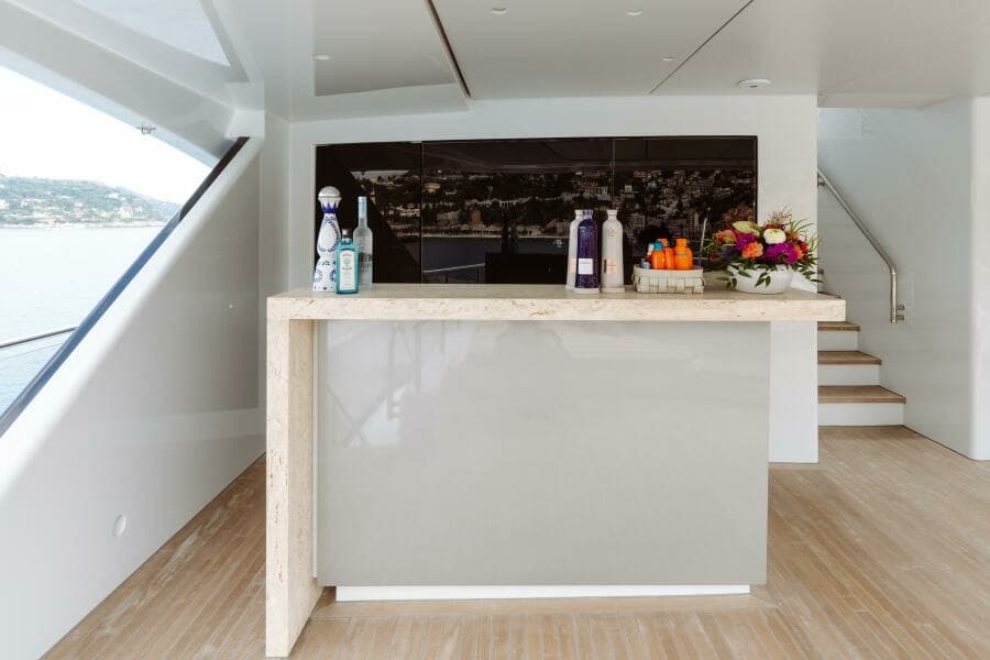 Loon 221' Bridge Deck Bar