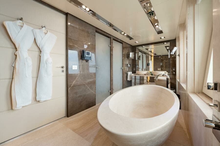 Loon 221' Main Deck Master Ensuite