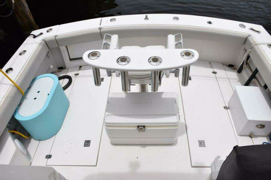 Cockpit With Livewell And Step Box