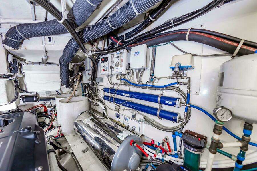 2013 Marquis 63 Sport Yacht