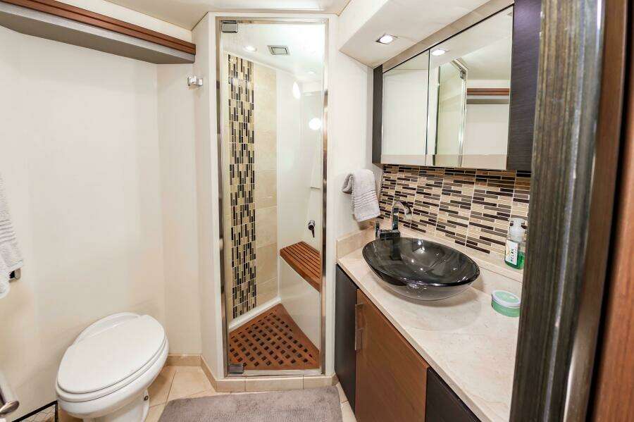 2013 Marquis 63 Sport Yacht