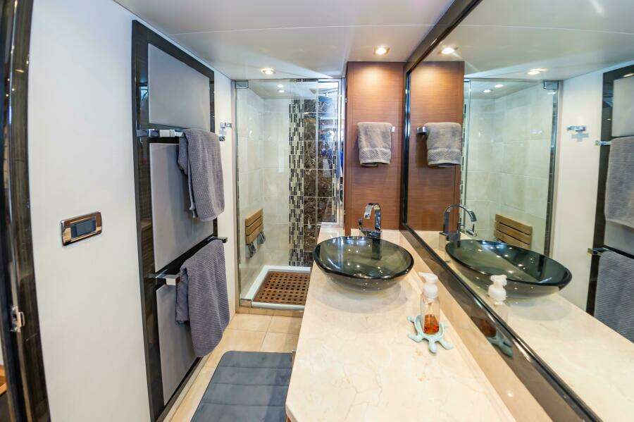 2013 Marquis 63 Sport Yacht