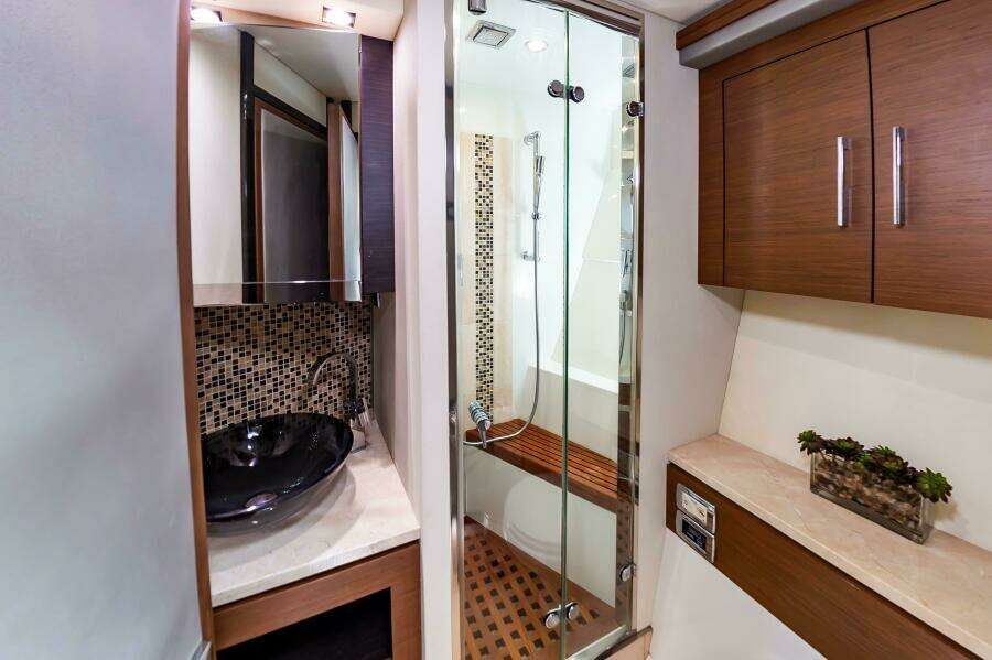 2013 Marquis 63 Sport Yacht