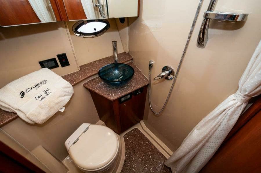  2006 47 Cruisers Guest Head