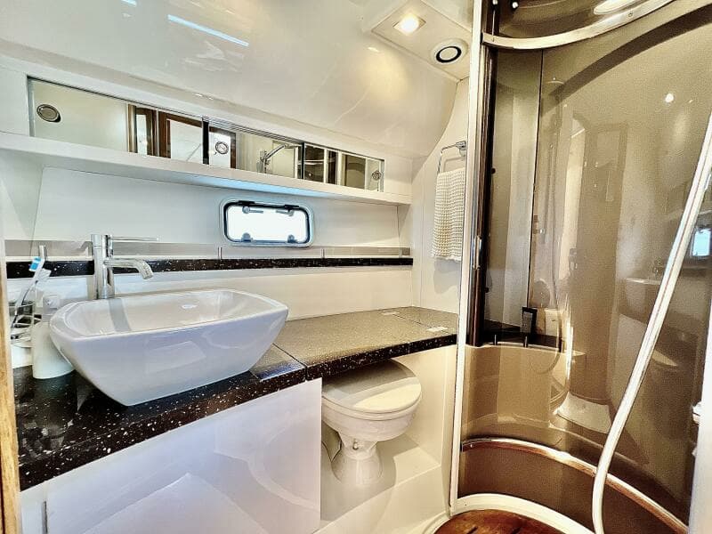 Fairline 38 - Naomi - Head